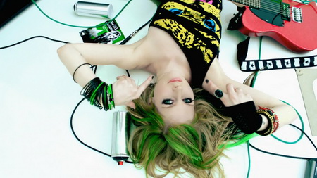 Новый клип Avril Lavigne - Smile (2011)